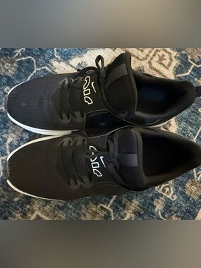 Nike Men's Black and White Low-Top Training Sneakers